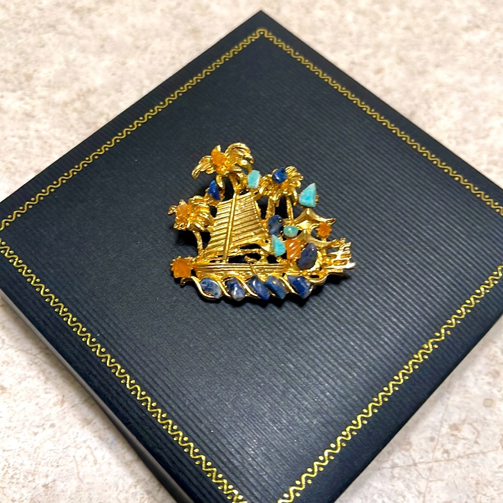 VINTAGE TROPICAL ISLAND & BOAT BROOCH WITH TURQUOISE, LAPIS & TOPAZ CUT STONES
